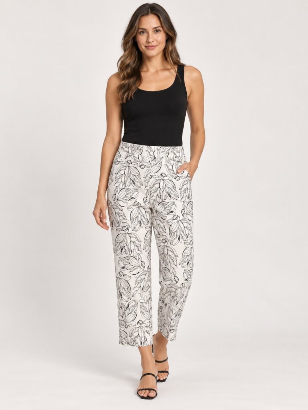 Chico's Women's Size 2R US 12 White Black Floral Print Cropped Capri Pants